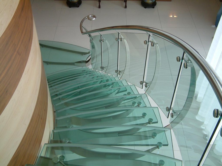 Beautiful-Tempered-Glass-Stairs-945x708